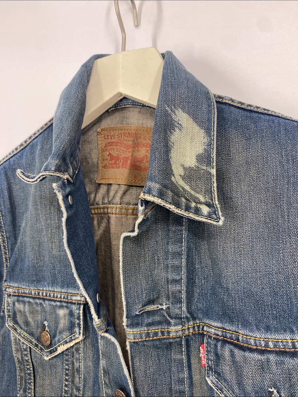 Levi’s Distressed Bleach Wash Denim Jacket Medium Cropped Trucker SZ M - Picture 5 of 7